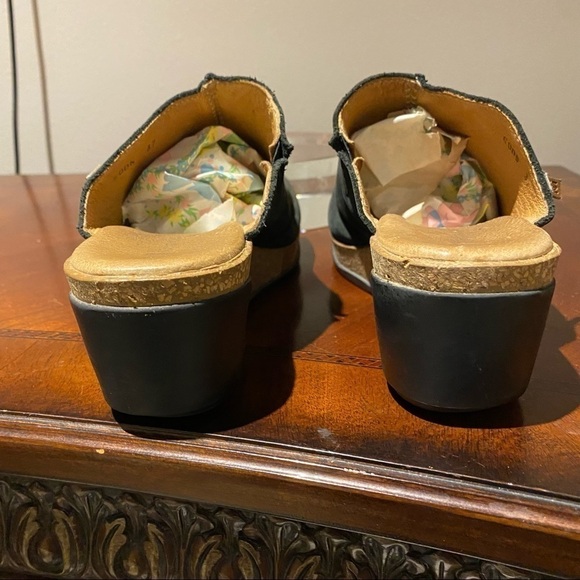 El Naturalista Women N5005
Pleasant Leaves Clogs Size 6.5 - Picture 3 of 8